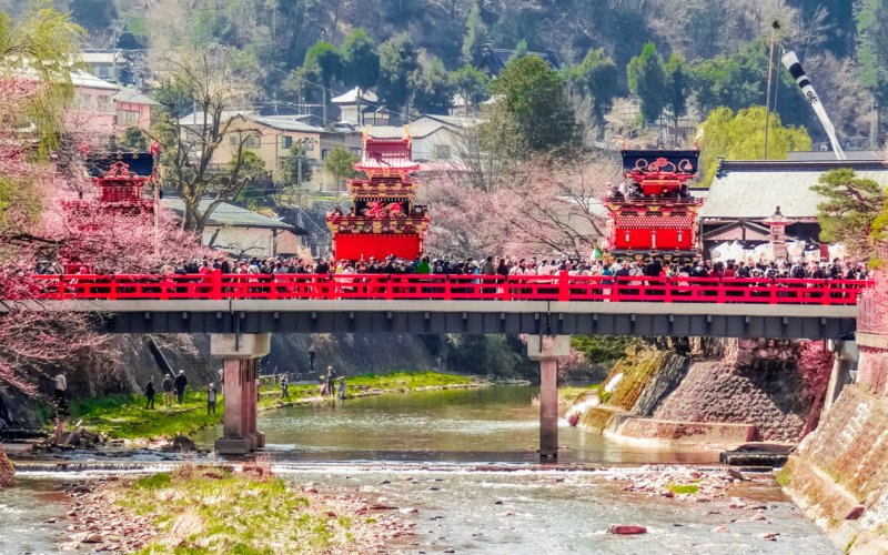 日本の祭り、飛騨高山、春の高山祭と桜